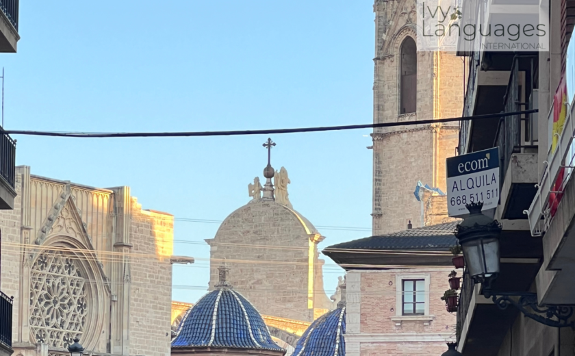 Best tips for English beginners through everyday interactions in a lively urban street setting