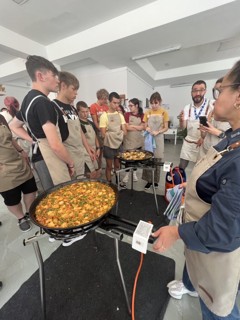 Intermediate English breakthroughs during cooking activities and group communication practice