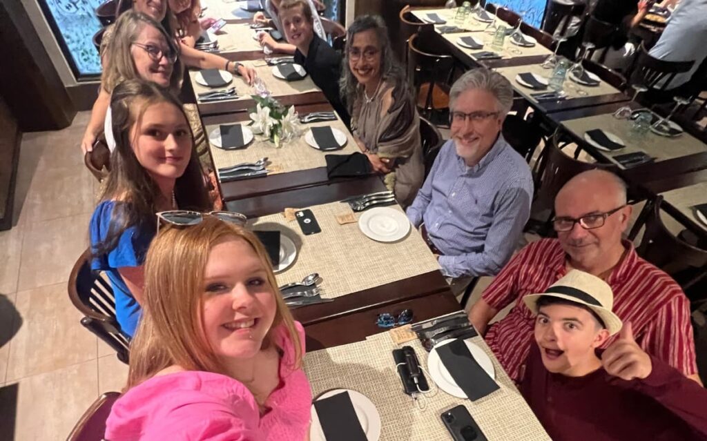 Advanced English vocabulary for professionals grows naturally through real-world group conversations during immersive travel dinners 