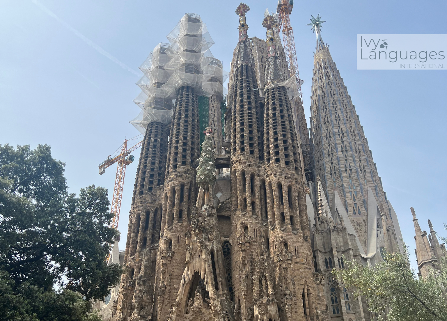 How to think in English naturally during a visit to Barcelona's Sagrada Família